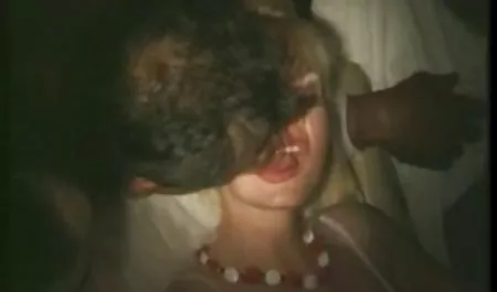 بستی لسلی عکس سکسی زنم پس از مصاحبه گربه خود را با اسباب بازی استمناء می کند