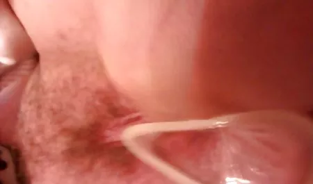 دختری که پاهای سکسی اش را عکس سکسی به زور نشان می دهد