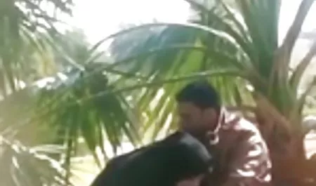 میلف بار خود فیلم سیکس حشری را در دهان می گیرد