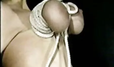 زن خانه دار آسیایی هنگام ورود به خانه به همسر خود خدمت می کند بهترین عکس سکسی